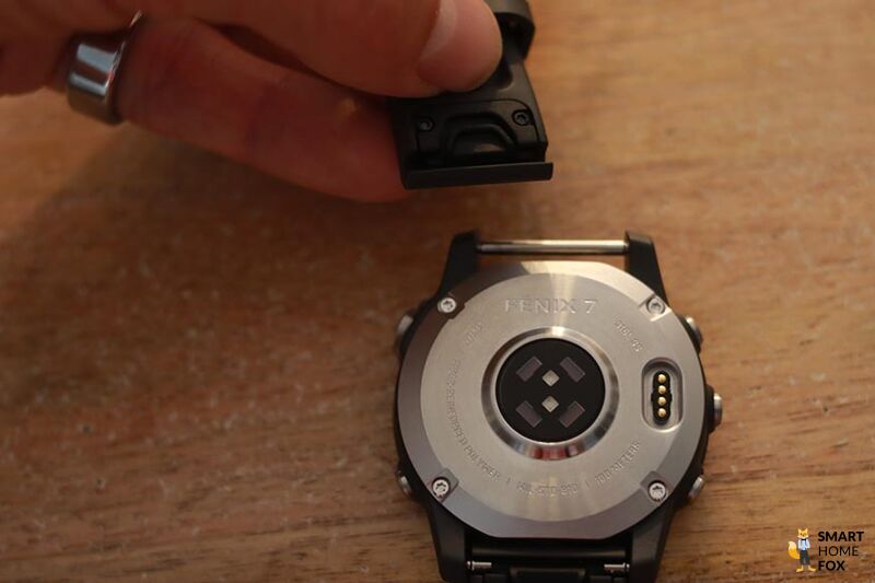 You can see the interchangeable strap of the Garmin Fenix 7.